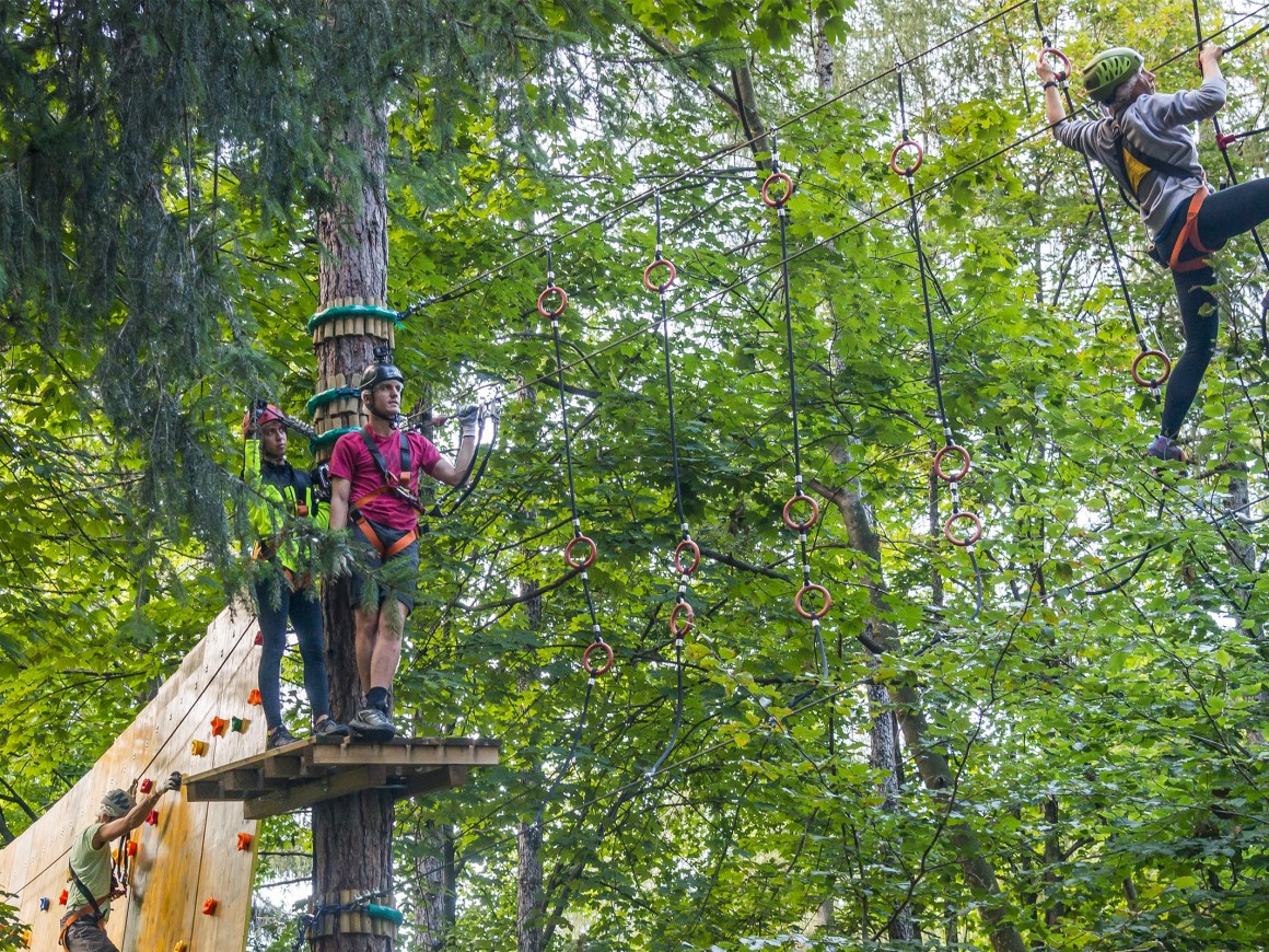 Gruppo di amici al parco avventura